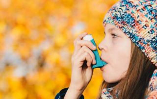 girl using an inhaler to battle las vegas allergies
